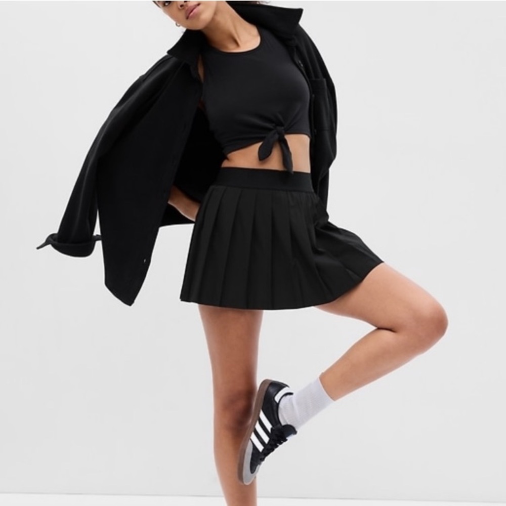 SALE!! B2G1!! GapFit Tie Front Crop Top with built in bra